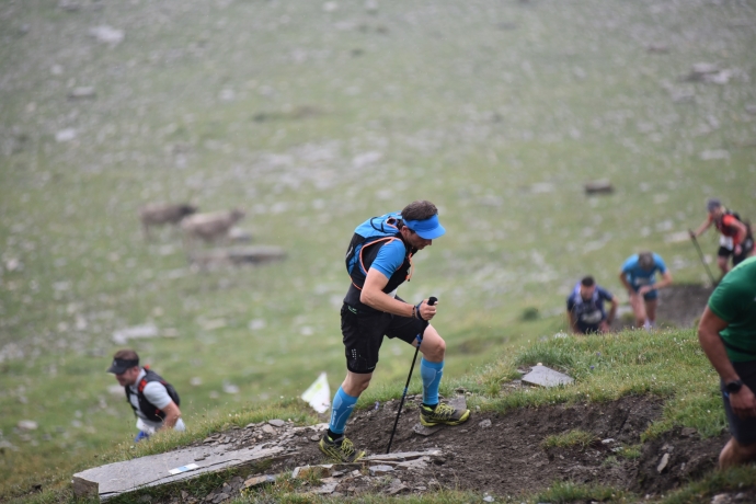 Un partecipante sfida il pendio del Piz Uccello