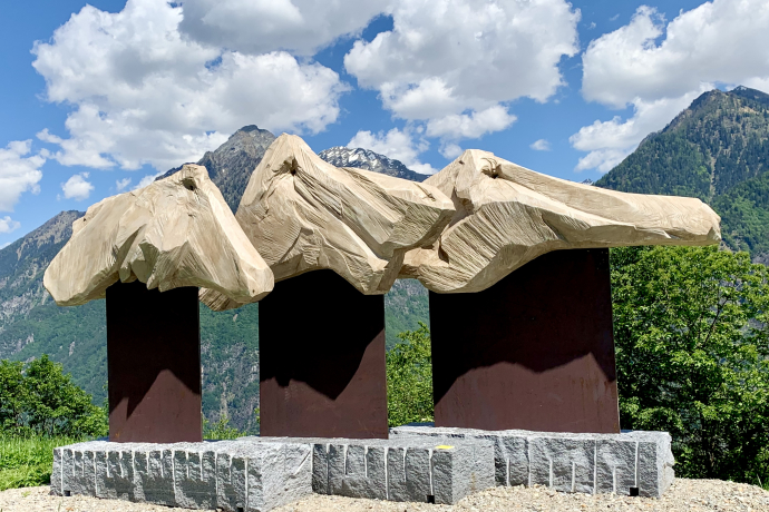 Alcune sculture posate sul soleggiato terrazzo di Santa Maria