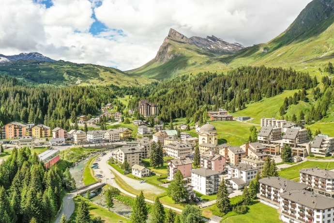 San Bernardino Villaggio, ai piedi dell'omonimo Passo Il villaggio di San Bernardino adagiato ai piedi dell'omonimo passo, con vista sul Pizzo Uccello, simbolo della località