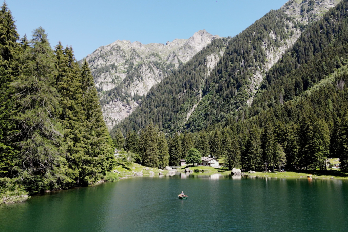 lago di Val Cama Il magico lago di Val Cama