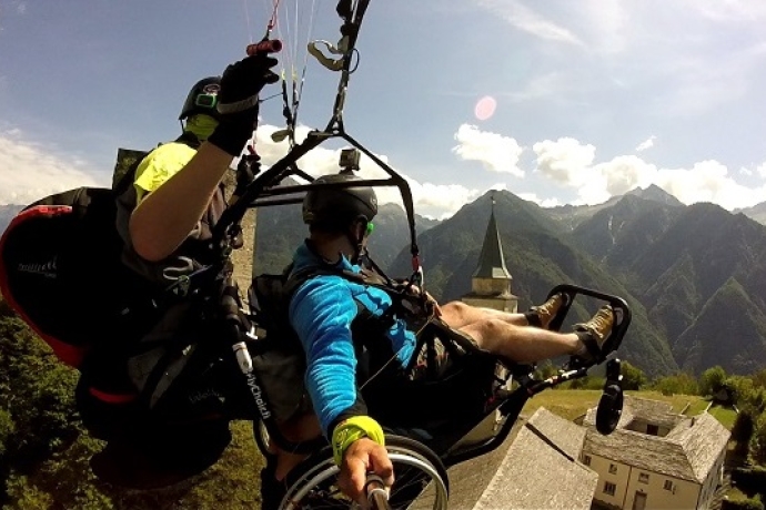 Volo in parapendio, con carrozzina