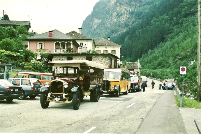 Gruppo di vecchi autopostali in valle Calanca