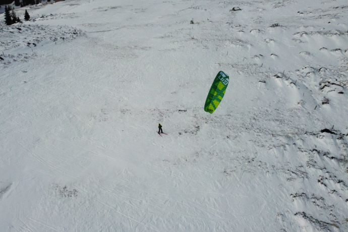 La zona dietro Pian Cales è ottima per imparare a governare la vela da Snowkite uno snowkite vola sopra alla palude dietro Pian Cales