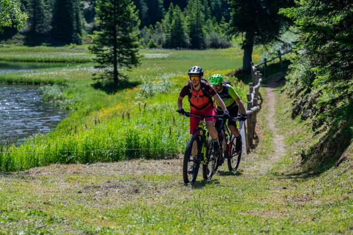 Due mountainbiker rientrano dal giro del Lagh Doss