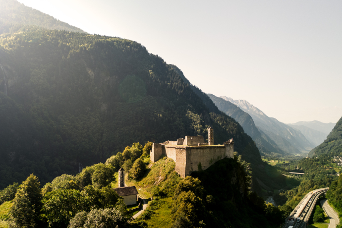 Castello di Mesocco e vista sulla valle Mesolcina Castello di Mesocco e vista sulla valle Mesolcina