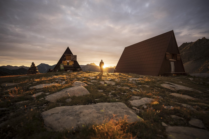Rifugio Pian Grand bei Mesocco in der Abendstimmung (Foto: © Marco Hartmann) Berghütten in alpiner Umgebung bei Sonnenuntergang