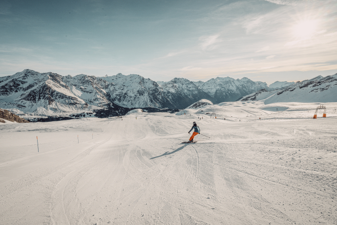 Skifahrer mit Panoramablick auf die verschneiten Alpen in San Bernardino