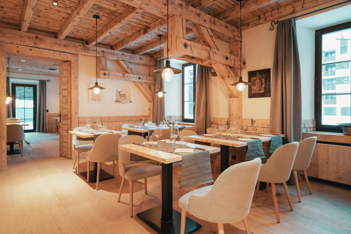 Ristorante moderno con interni in legno al Ristorante Brocco & Posta a San Bernardino