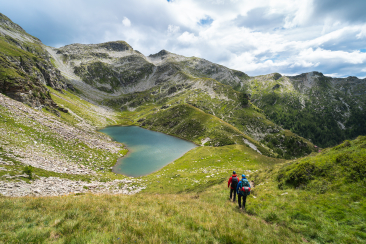La vista sul piccolo lago di Calvaresc, il famoso lago a forma di cuore