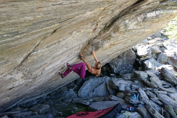 Una ragazza si cimenta in un difficoltoso tiro in Calanca
