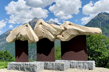 Alcune sculture posate sul soleggiato terrazzo di Santa Maria