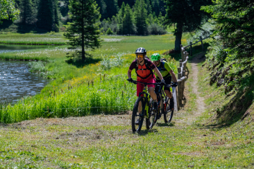 Due mountainbiker rientrano dal giro del Lagh Doss