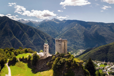 Chiesa di Santa Maria Assunta e rudere con vista sulla Valle Calanca