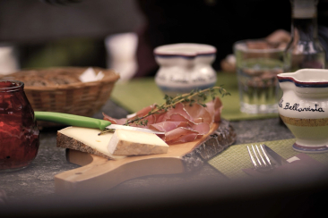 Formaggio dei Grigioni e carne secca al Grotto Bundi alla Bellavista a Cama