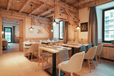 Modernes Restaurant mit Holzinterieur im Ristorante Brocco & Posta in San Bernardino